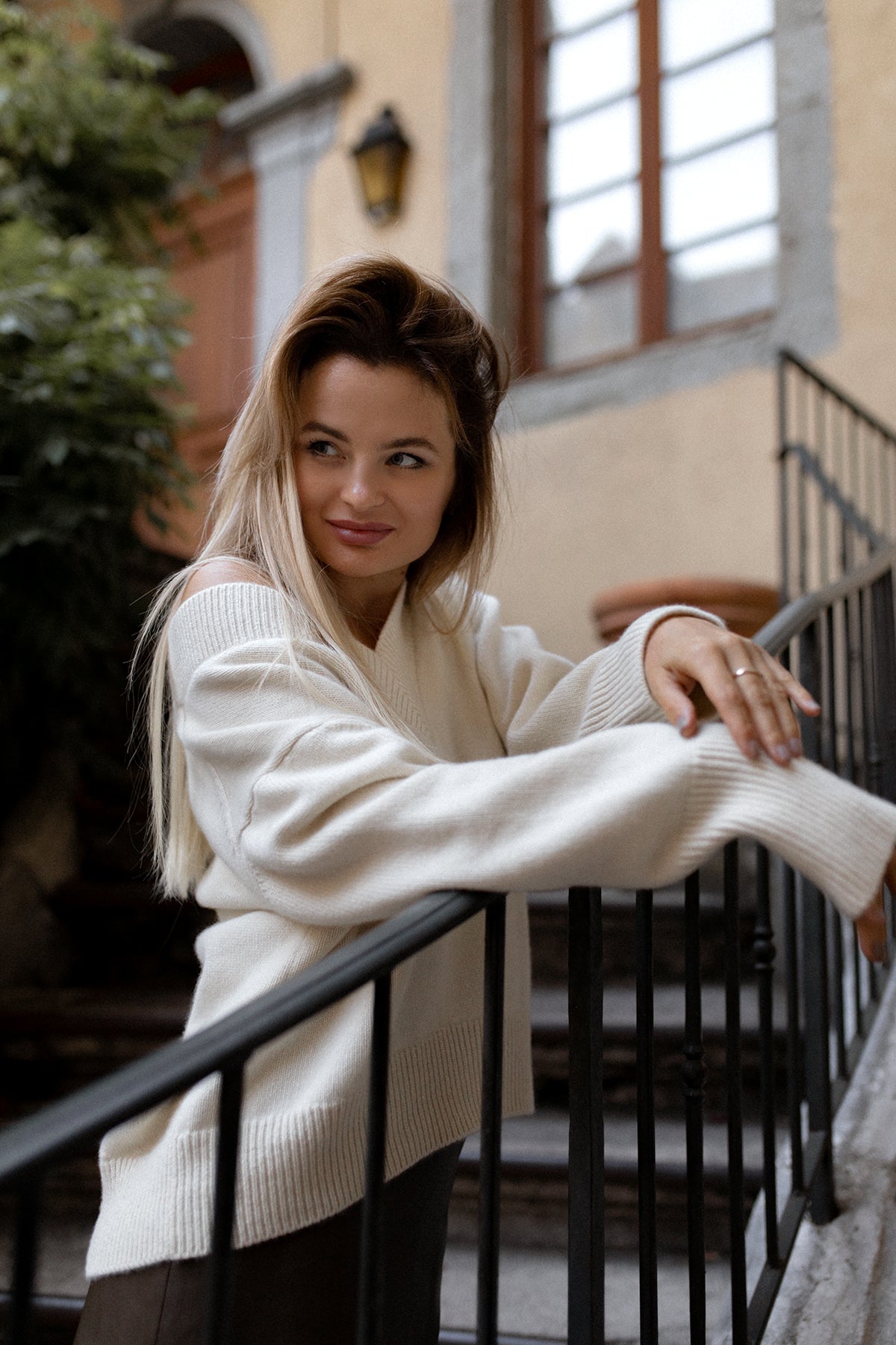 Iconic V-Neck Baby Cashmere Pullover Vanilla*