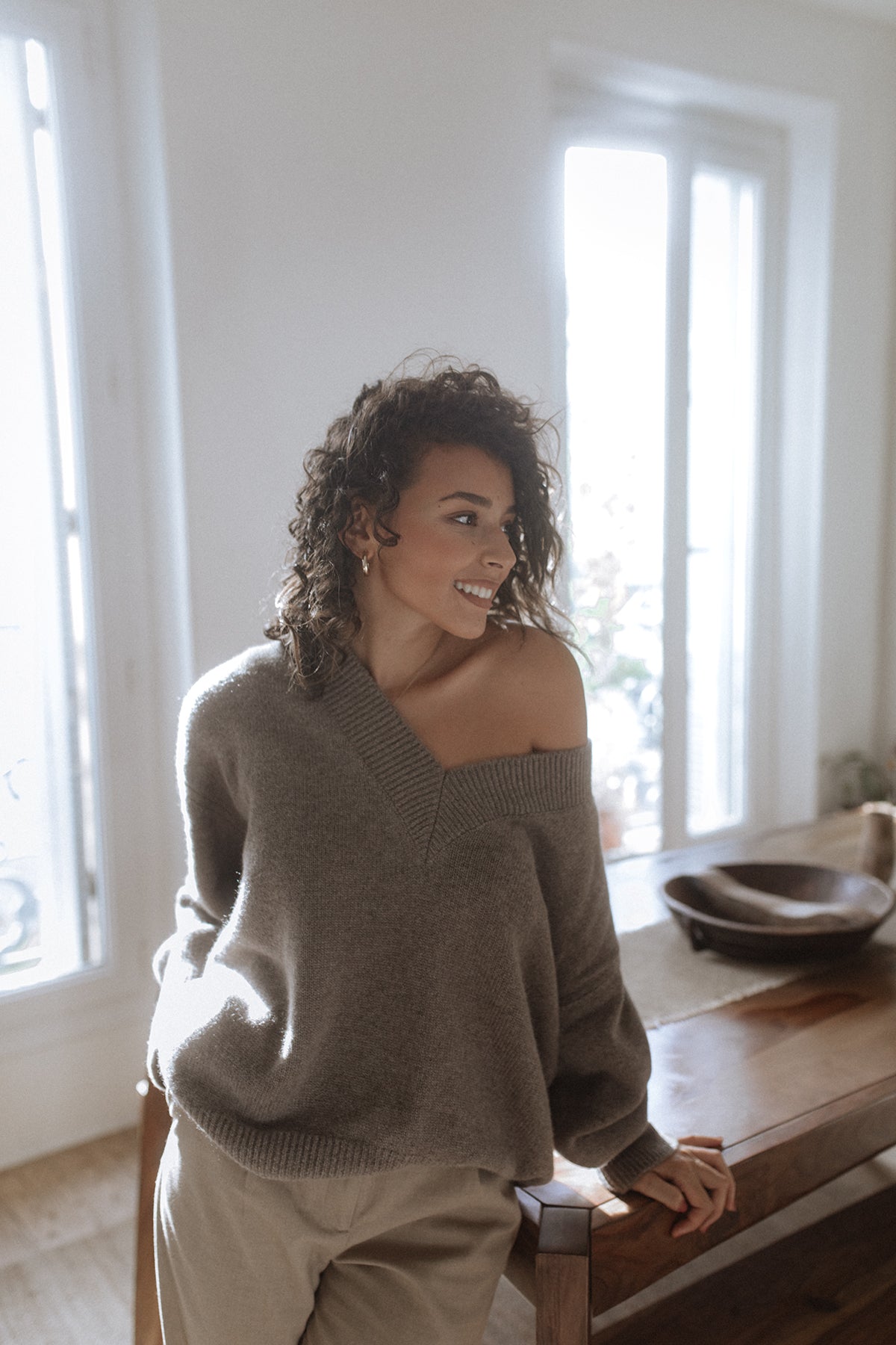 Iconic V-Neck Undyed Cashmere Pullover Capuccino*