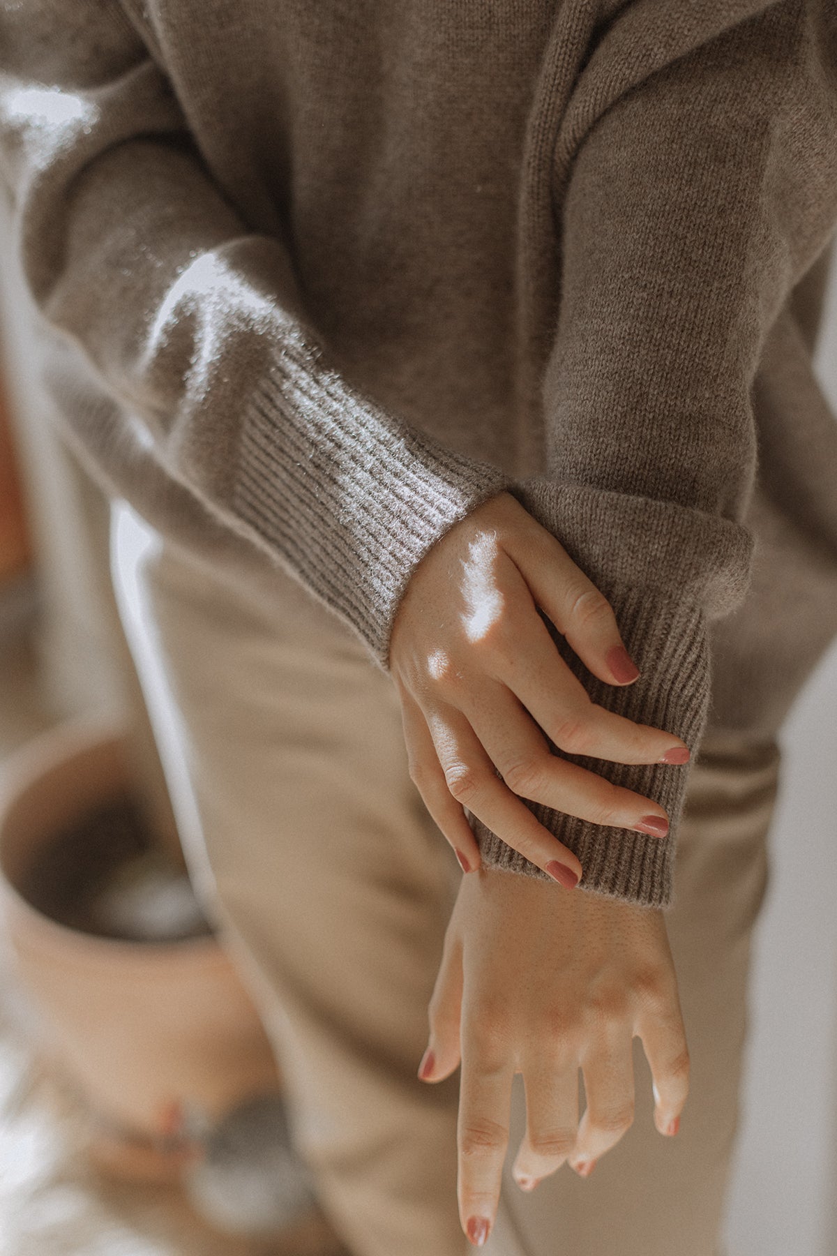 Iconic V-Neck Undyed Cashmere Pullover Capuccino*